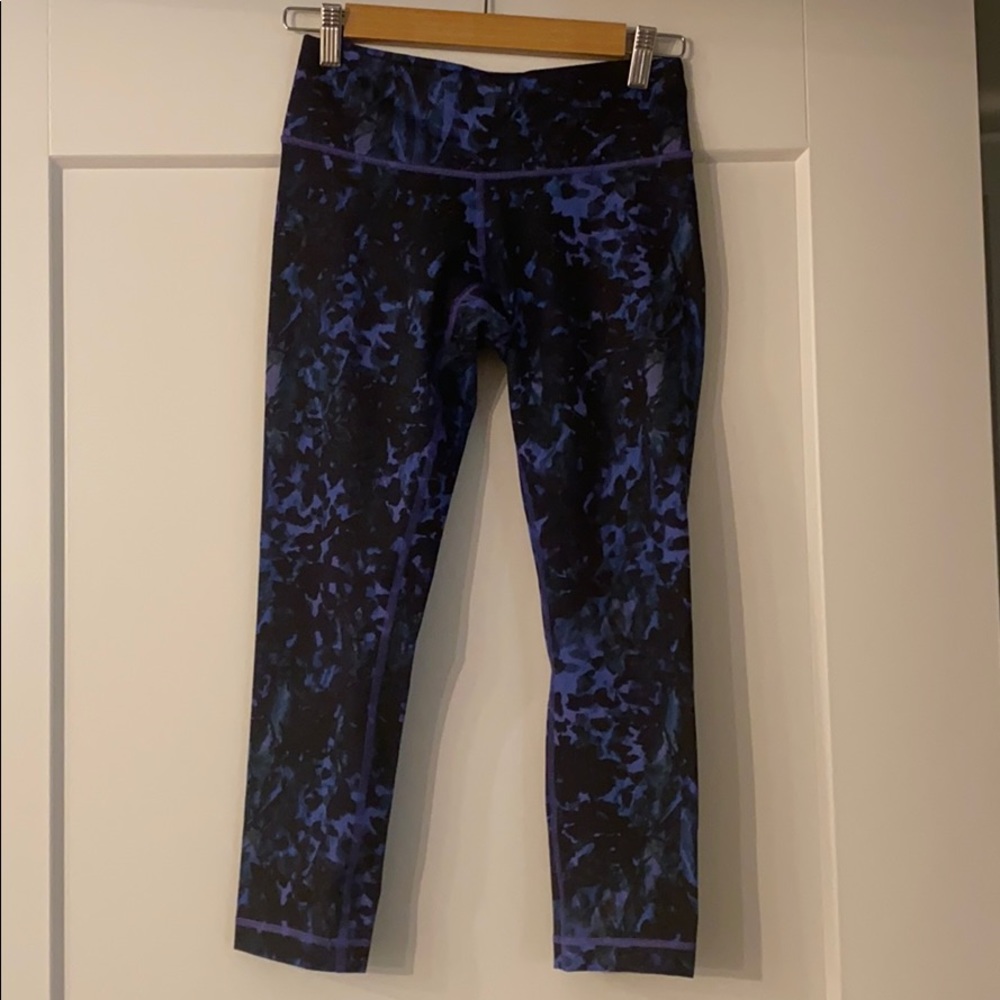 Lululemon Wunder Under leggings. Size 4.